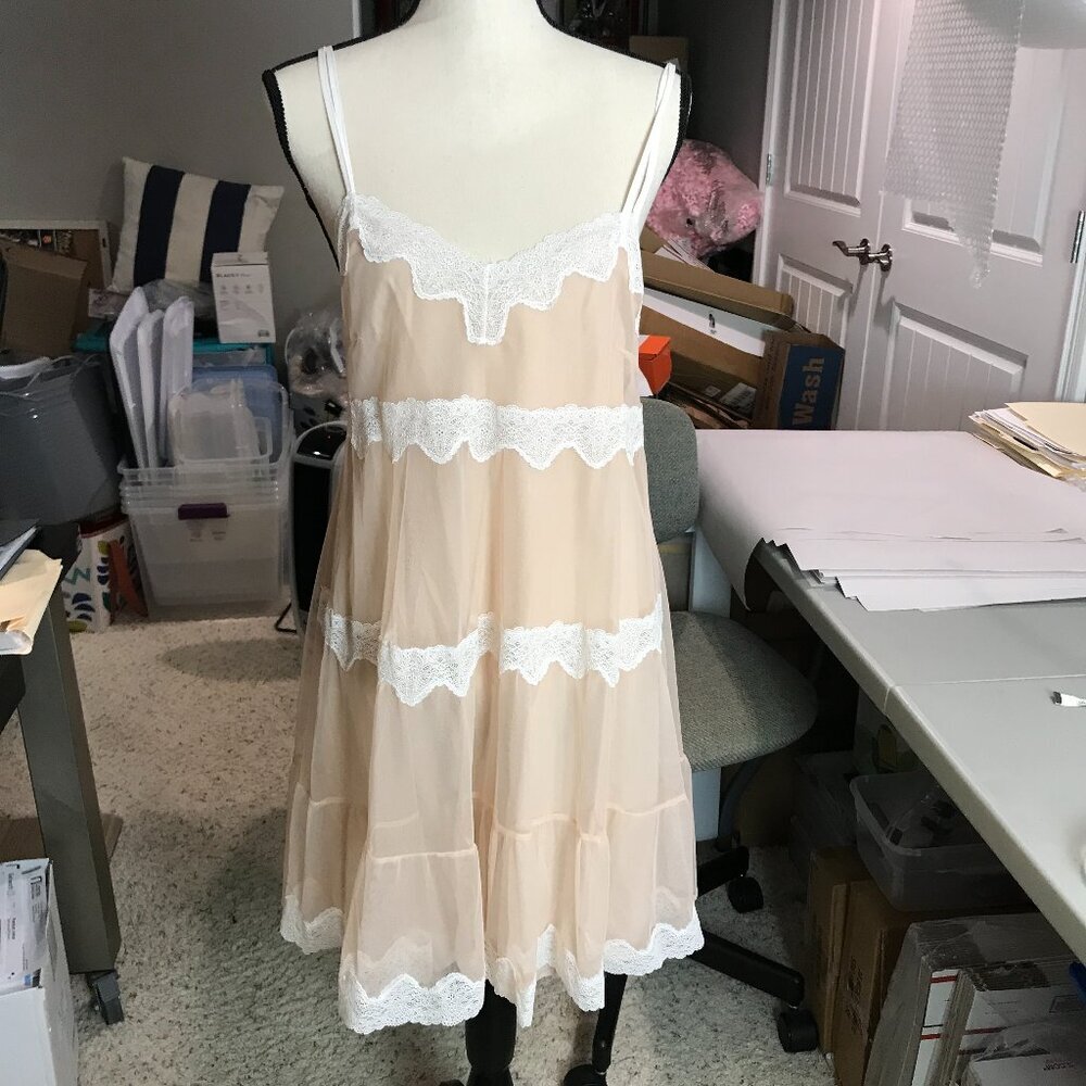 Women's Victoria's Secret 2 pc Pale Peach chemise gown Size M